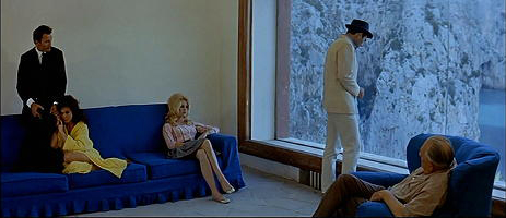 El interior de la casa Malaparte y sus visuales sirven de épico escenario en la parte final de la película de Godard