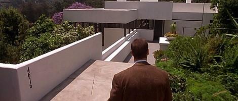 El policía Bud White (Russell Crowe) a las puertas de la casa Lovell, a punto de encontrarse con Patchett... y con Neutra