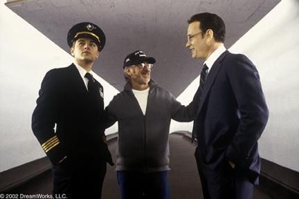 Spielberg, Di Caprio y Tom Hanks en un momento del rodaje de "Atrápame si puedes"